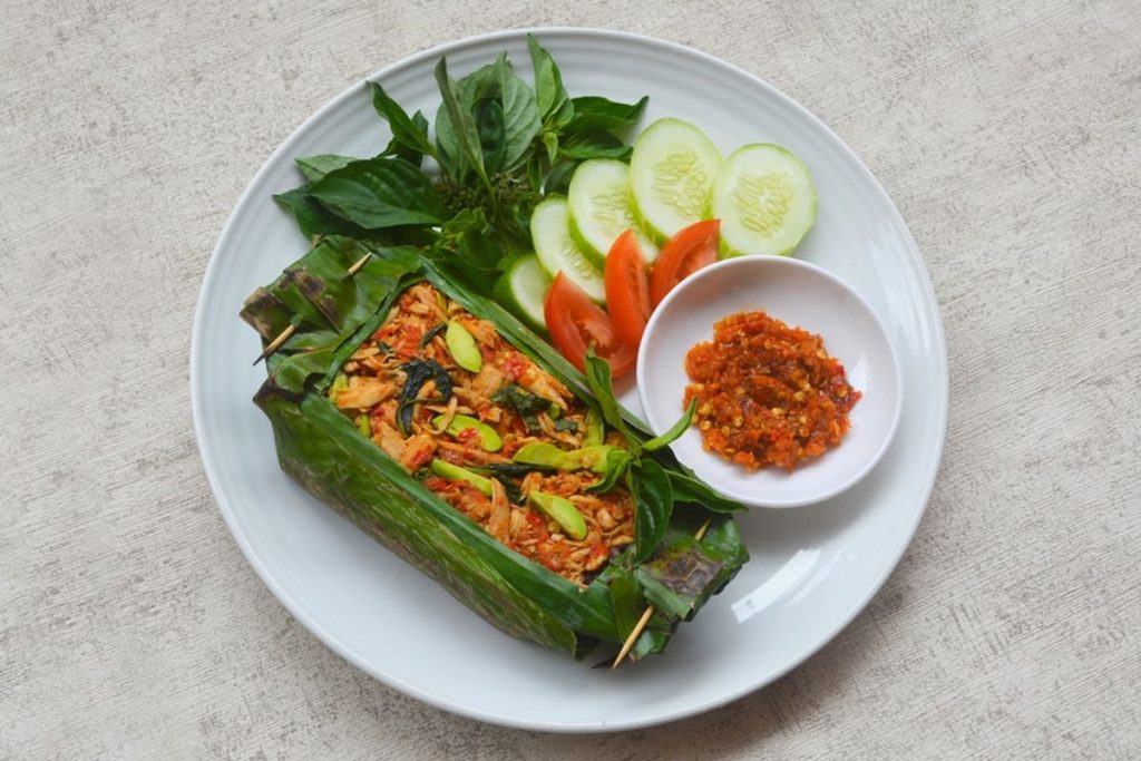 Nasi bakar isi teri medan pedas dengan cabai rawit utuh di dalamnya.