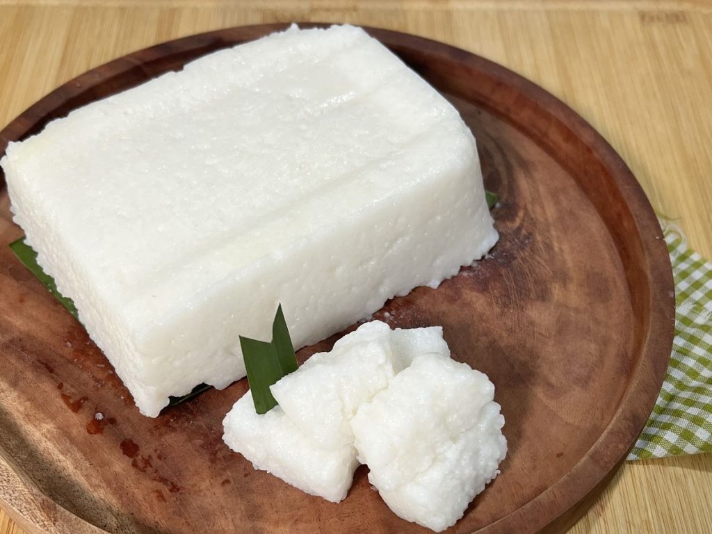 Lontong praktis yang dimasak menggunakan rice cooker dan metode hemat gas.