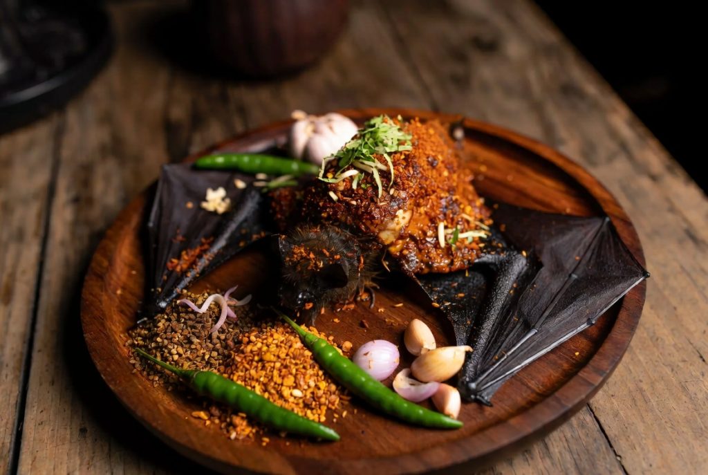 Close-up tekstur daging paniki dalam kuah santan kuning kental dengan irisan cabai